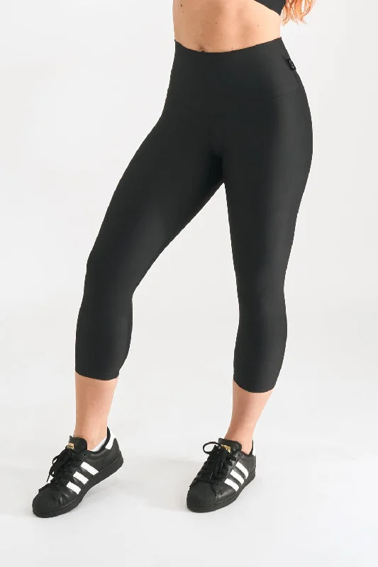 black-performance-booty-scrunch-high-waisted-capri-legging-r2w